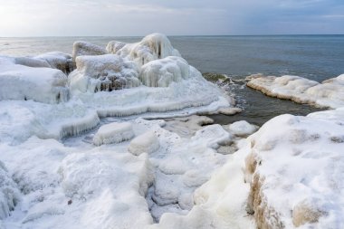 Baltık Denizi 'nde dramatik buz oluşumlarıyla kaplı Buzlu Kıyı Kayalıkları