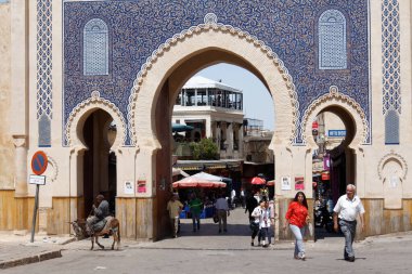 Fez (Fes), Fas - 05 / 06 / 2013: Bab Bou Jeloud kapısı - mavi renkli dış taraf.