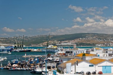 Tanger / Fas - 09 / 06 / 2013: Cebelitarık Boğazı ve Tanger ticari limanının üst görünümü.