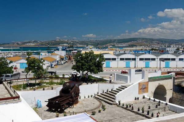 Танжер / Марокко - 09 / 06 / 2013: Топ вид на Гибралтарский пролив и торговый порт Танжер.