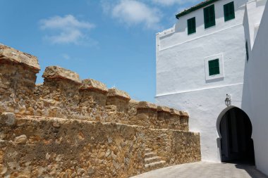 Asilah (Azila, Arzila, Arzeila), Fas Asilah / 10 / 06 / 2013: Atlantik kıyısında beyaz ve mavi evleri, iyi restoranları, büyük plajları ve hoş, rahatlatıcı atmküreleri olan küçük bir kasaba.