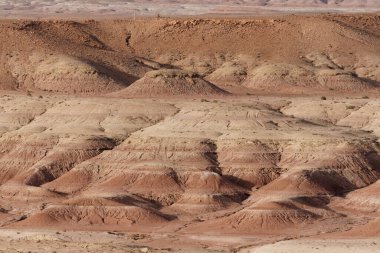 Ait-bin-Haddou 'nun hemen dışındaki yaşanmaz çöl arazisi.