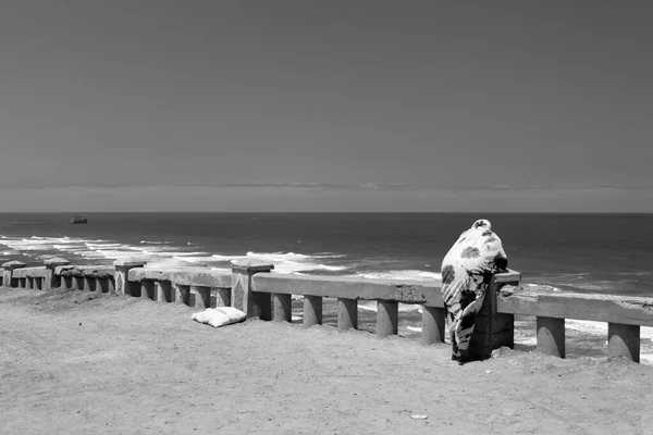 2013年5月26日 28日 女性の伝統的な服は海を見ている シディ イフニ ヒスト スペイン語名Santa Cruz Del Mar — ストック写真