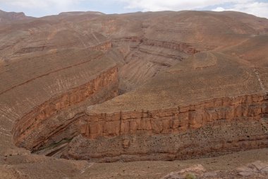 Dades, Fas 'ın güneyindeki Atlas Dağları' nın aşağısında yer alıyor..