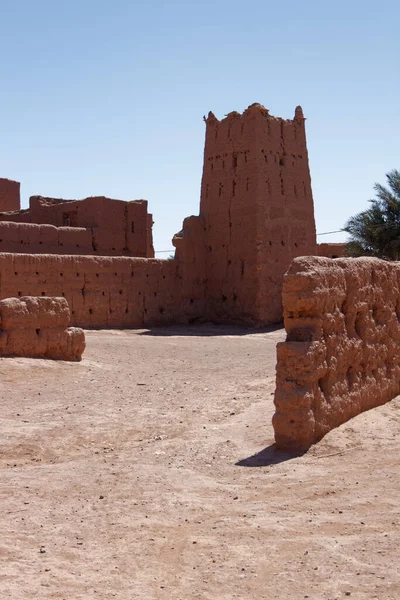 撒哈拉沙漠边缘Tagounite村被毁的粘土建筑 — 图库照片