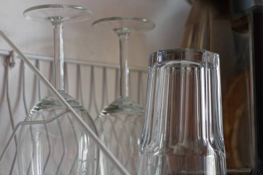 Bardaklar mutfak kurutma makinesinde.