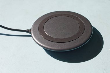 Akıllı telefonu olmayan kablosuz şarj cihazı.