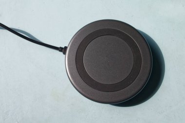 Akıllı telefonu açık olmayan kablosuz şarj cihazı..