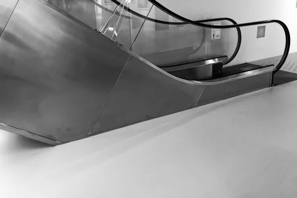 Современный Крытый Эскалатор Блестящем Металлическом Корпусе Прозрачные Барьеры Черно Белом — стоковое фото