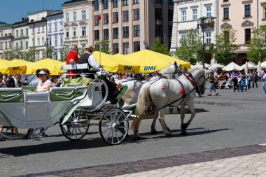 Cracow, Mayıs 2012. Krakw Krakow 'un Pazar Meydanı, ön planda turistler için bir at arabası.