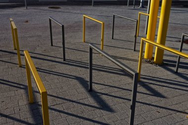 Çelik bariyer bisikleti bağlamak için bisiklet park yerine oturdu..