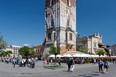 Cracow, Mayıs 2012: Pazar Meydanı 'nın güneybatı parkındaki belediye binası kulesi.