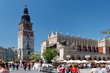 Cracow, Mayıs 2012: Pazar Meydanı 'nın güneybatı parkındaki belediye binası kulesi