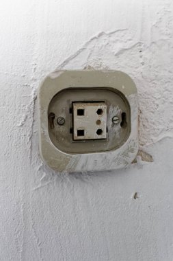 Duvardaki eski elektrik düğmesi.