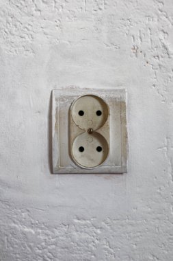Eski duvar monte edilmiş elektrik prizi, Avrupa standardı