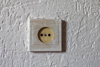 Eski duvar monte edilmiş elektrik prizi, Avrupa standardı