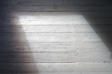 Tamirat sırasında stüdyonun boş beyaz odası. Döşeme tahtaları birinci kat boyalıdır..