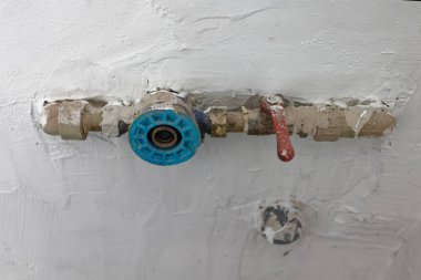 Duvardaki su tesisatları.