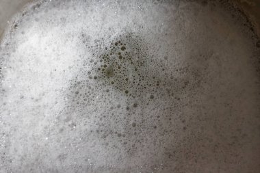 Bulaşık işi. Deterjan suyuyla lavabo.