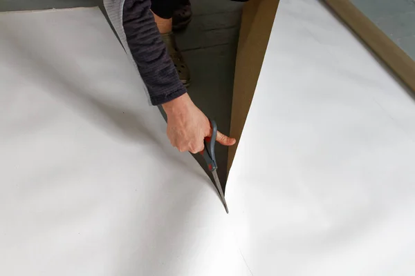 Female Artist Cutting Canvas Scissors Teh Floor Her Studio Order — Stock Photo, Image