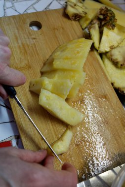 Kadın ananası soyup parçalara ayırıyor..