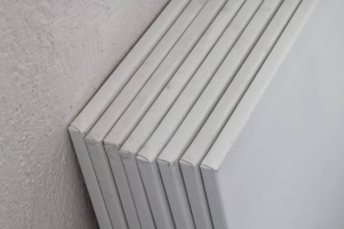 Asrtist 'in stüdyosunun duvarına istiflenmiş resimler destekliyor..