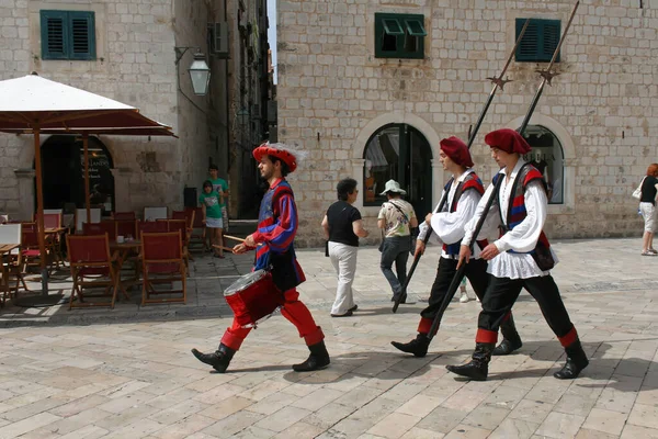 Dubrovnik, Hırvatistan - 2010: Korumaların geleneksel geçit töreni.