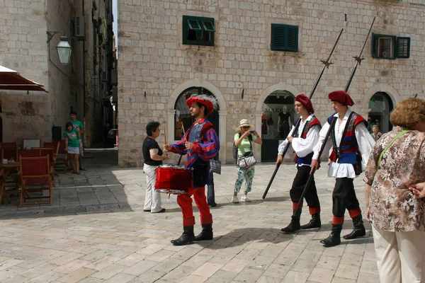 Dubrovnik, Hırvatistan - 2010: Korumaların geleneksel geçit töreni.