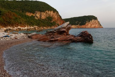 Karadağ 2010: Adriyatik kıyısında Sveti Stefan yakınlarındaki küçük körfez ilginç kaya oluşumlarıyla.