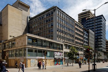Bogota, Kolombiya - 1 Mayıs 2019: Carrera 7 'deki modern binalar Plaza de Bolivar' a çıkıyor.