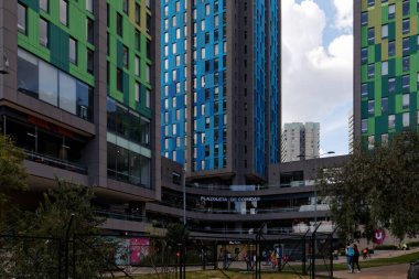 Bogota, Kolombiya - 1 Mayıs 2019: Öğrenci evleri kompleksi (yeşil ve mavi kuleler).