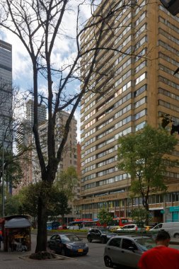 Bogota, Kolombiya - 1 Mayıs 2019: Bogota şehir merkezindeki ana cadde, ofis ve ticari binalarla dolu.