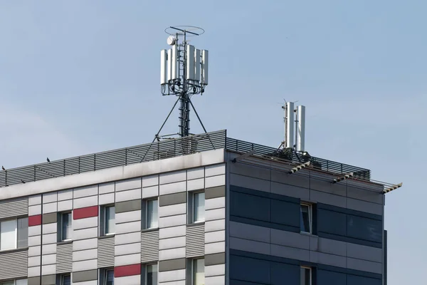 Generisches Bürogebäude Mit Einer Reihe Von Gsm Antennen Der Spitze — Stockfoto