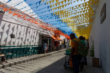 Haziran 2019. Cartagena de Indias, Kolombiya. Getsemani 'nin tarihi bölgesi. Renkli duvarları, zamazingo duvarları ve bir sürü güzel havası var..