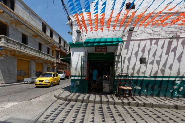 2019年6月 哥伦比亚卡塔赫纳德印第亚斯 格格塞马尼的历史街区 墙壁五彩斑斓 壁画令人眼花缭乱 氛围很好 — 图库照片