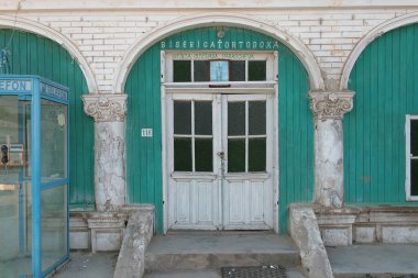 Romanya 'nın Tulcea kentinin dışındaki küçük, harap bir ortodoks kilisesi, 2007