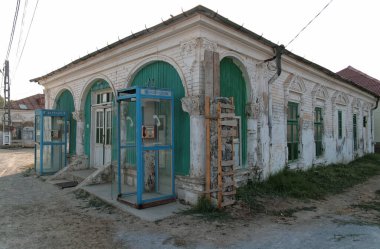 Romanya 'nın Tulcea kentinin dışındaki küçük, harap bir ortodoks kilisesi, 2007