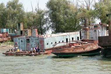 Tulcea limanındaki deniz gemileri, Tuna Nehri deltası, 2007 yazı..