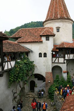 7 Ağustos 2007: Romanya 'da Bran Şatosu. Turistlerle dolu bir mahkeme..