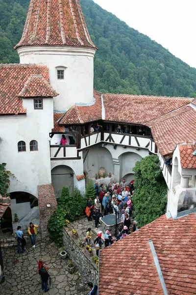 Agosto 2007 Castle Bran Rumania Tribunal Lleno Turistas —  Fotos de Stock