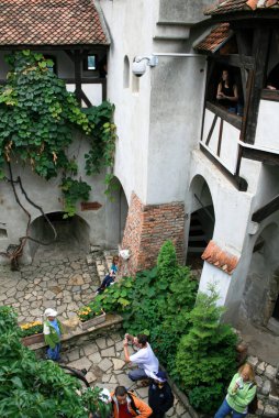 7 Ağustos 2007: Romanya 'da Bran Şatosu. Turistlerle dolu bir mahkeme..