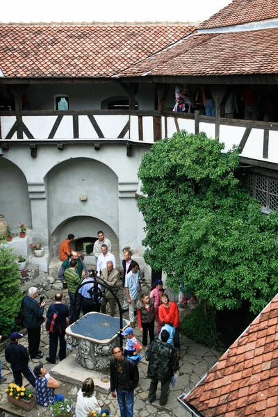 Août 2007 Château Bran Roumanie Une Cour Remplie Touristes — Photo