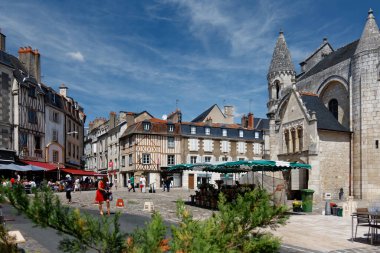 Poitiers, Fransa - 3 Temmuz 2012: Güneşli bir yaz gününde Fransa genelinde Teh karayolu gezisinde kısa bir mola.