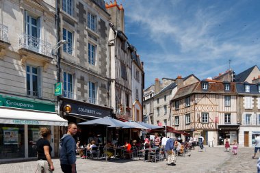 Poitiers, Fransa - 3 Temmuz 2012: Güneşli bir yaz gününde Fransa genelinde Teh karayolu gezisinde kısa bir mola.