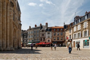 Poitiers, Fransa - 3 Temmuz 2012: Güneşli bir yaz gününde Fransa genelinde Teh karayolu gezisinde kısa bir mola.