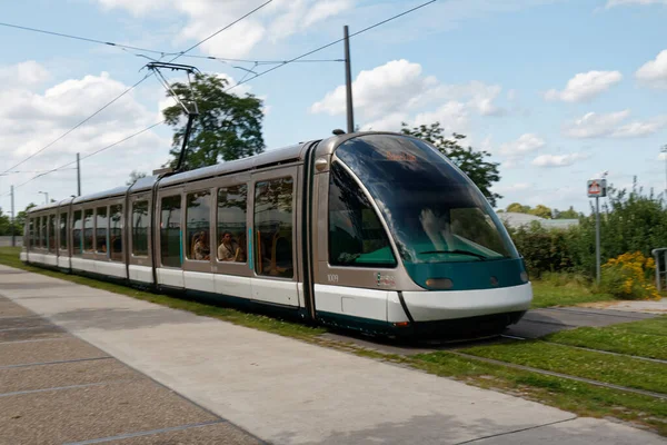 Strasbourg, Fransa - 26 Haziran 2012: Euroepan ilçesinde Modenr tramvayı.