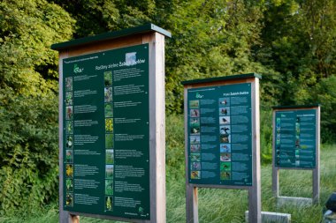 Bytom, Slaskke, Polonya 'daki Zabie Doly doğal eğlence kompleksi üzerinde gün batımı. Temmuz 2021.