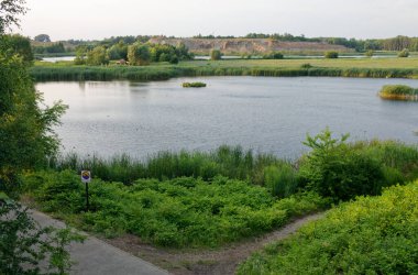 Bytom, Slaskke, Polonya 'daki Zabie Doly doğal eğlence kompleksi üzerinde gün batımı. Temmuz 2021.