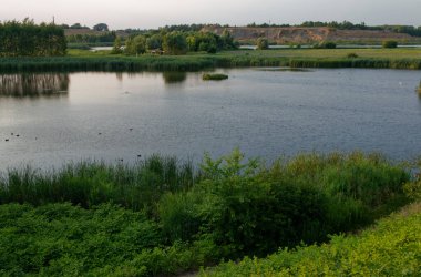 Bytom, Slaskke, Polonya 'daki Zabie Doly doğal eğlence kompleksi üzerinde gün batımı. Temmuz 2021.