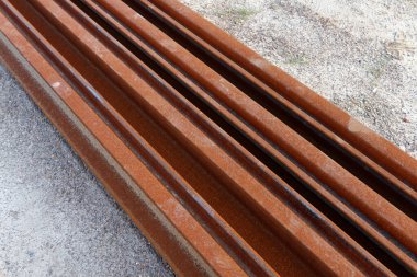 Yeni tramvay tramvayına entegre olmak için bekleyen raylar yığını.